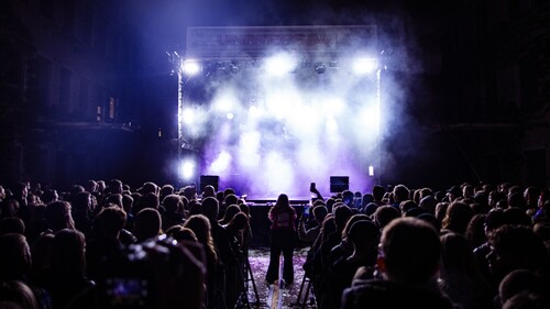 studenci bawiący się na uniwersaliach