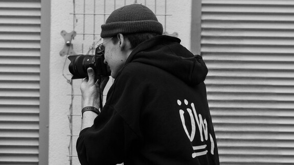 fotografujący student, zdjęcie czarno-białe