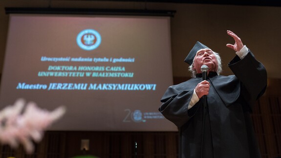 Maestro Jerzy Maksymiuk – wybitny dyrygent, pianista, kompozytor oraz doktor honoris causa Uniwersytetu w Białymstoku – świętuje w tym roku imponujący jubileusz 90. urodzin oraz 70-lecie pracy artystycznej.