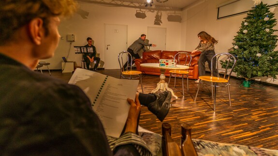 Aktorzy teatru studenckiego StuKoT podczas spektaklu &bdquo;Tragedia ludzi głupich&rdquo; na scenie Uniwersytetu w Białymstoku.