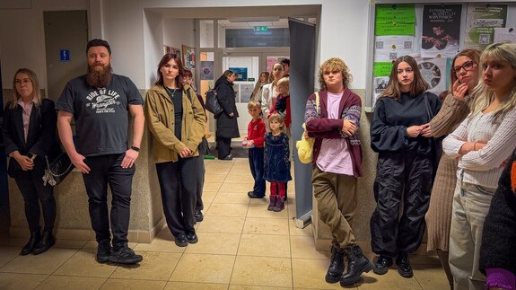 ludzie oglądający wystawę pt. Za tysiącem rozbitych wspomnień