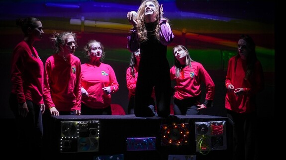 studenci Teatru Bez Nazwy grają spektakl w Uniwersyteckim Centrum Kultury i Nauki