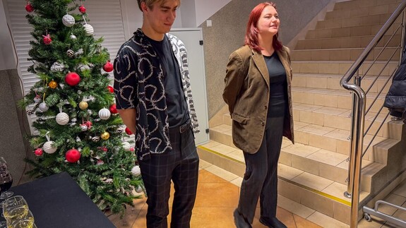 ludzie oglądający wystawę pt. Za tysiącem rozbitych wspomnień