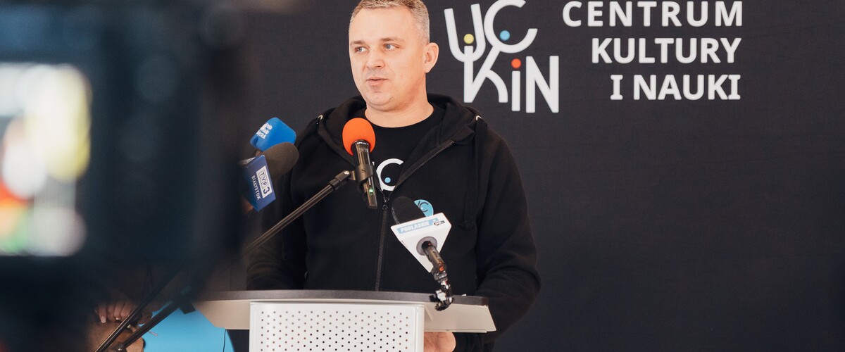 zdjęcie dyrektora UCKiN podczas konferencji