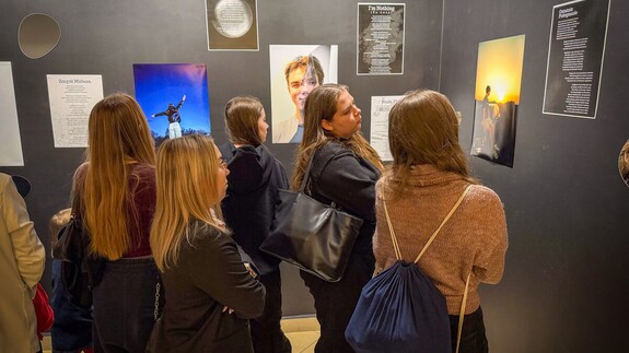 ludzie oglądający wystawę pt. Za tysiącem rozbitych wspomnień