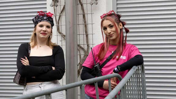gł&oacute;wna koordynatorka Uniwersali&oacute;w Julia Dąbrowska z koleżanką