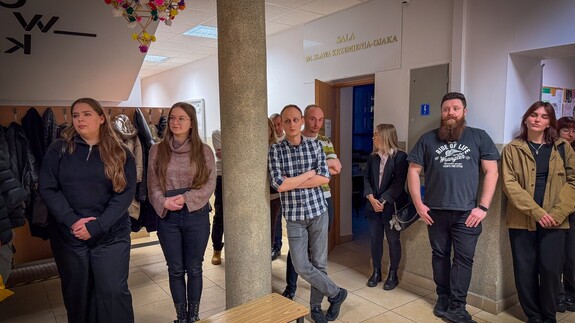 ludzie oglądający wystawę pt. Za tysiącem rozbitych wspomnień