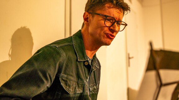 kierownik artystyczny teatru StuKoT podczas spektaklu