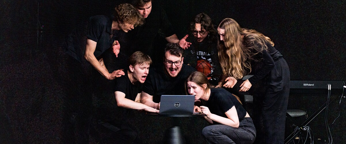 spektakl studenckiego teatru STuKot z udziałem Chóru Akademickiego UwBw  Wilnie