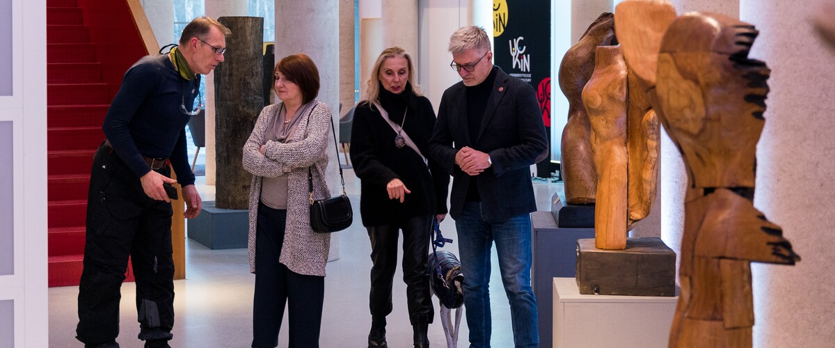 wernisaż wystawy rzeźb Stanisława Ostaszewskiego w kampusie UwB pt."body-anatomia słowa"