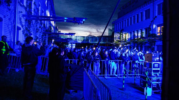 studenci bawiący się na uniwersaliach