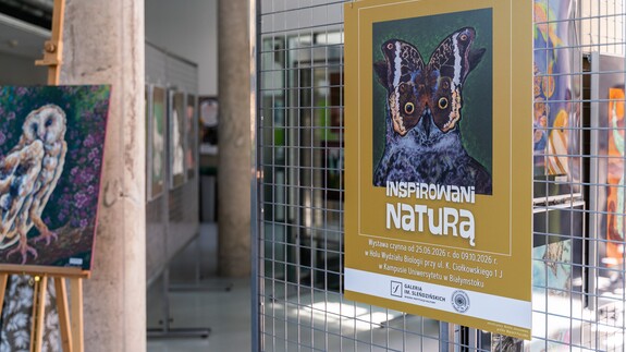 planie plakat wystawy pt. "Inspirowani Naturą"