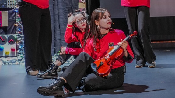 studenci Teatru Bez Nazwy grają spektakl w Uniwersyteckim Centrum Kultury i Nauki