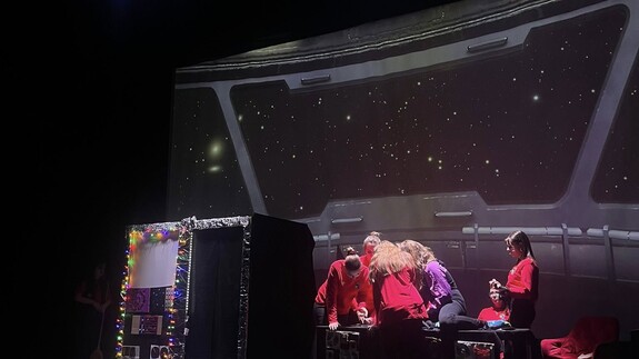 studenci Teatru Bez Nazwy grają spektakl w Uniwersyteckim Centrum Kultury i Nauki