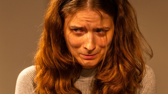 Aktorka teatru studenckiego StuKoT podczas spektaklu &bdquo;Tragedia ludzi głupich&rdquo; na scenie Uniwersytetu w Białymstoku.