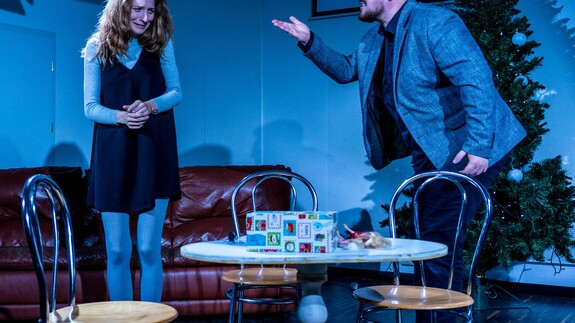 Aktorzy teatru studenckiego StuKoT podczas spektaklu &bdquo;Tragedia ludzi głupich&rdquo; na scenie Uniwersytetu w Białymstoku.
