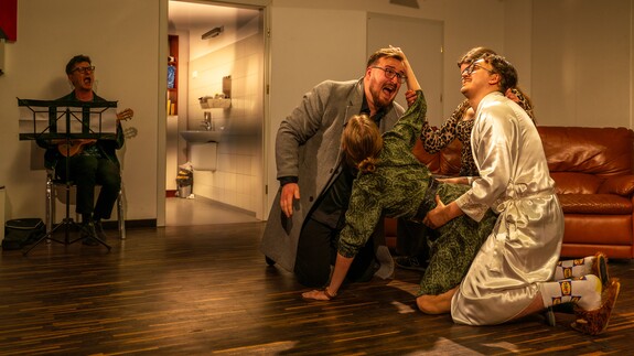 Aktorzy teatru studenckiego StuKoT podczas spektaklu &bdquo;Tragedia ludzi głupich&rdquo; na scenie Uniwersytetu w Białymstoku.