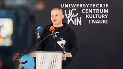 zdjęcie dyrektora UCKiN podczas konferencji