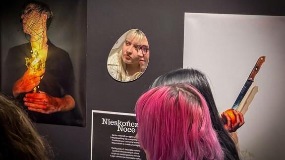 ludzie oglądający wystawę pt. Za tysiącem rozbitych wspomnień