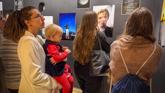 ludzie oglądający wystawę pt. Za tysiącem rozbitych wspomnień