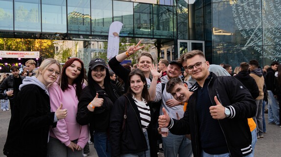 studenci bawiący się na uniwersaliach