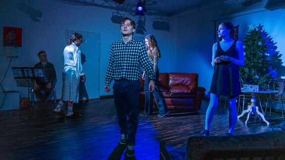 Aktorzy teatru studenckiego StuKoT podczas spektaklu &bdquo;Tragedia ludzi głupich&rdquo; na scenie Uniwersytetu w Białymstoku.