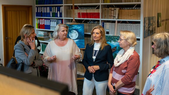 wernisaż  prac Agnieszki Z. Wilczewskiej i Izabeli M. Sadowskiej oraz Uniwersytet oł&oacute;wkiem zapisany Emilii Sadowskiej